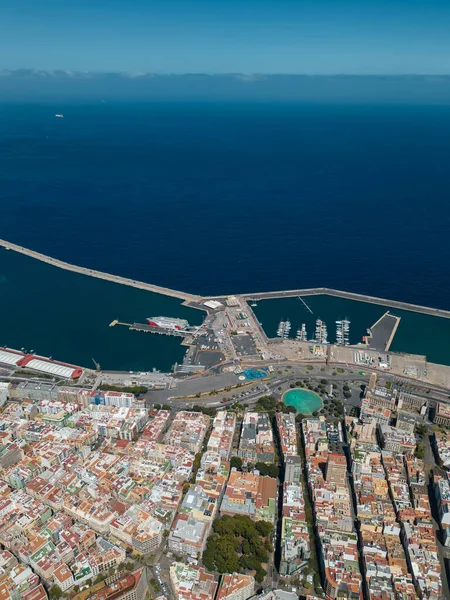 Mavi liman suyu, Tenerife 'nin limanı başkenti Santa Cruz, Kanarya adası. Yüksek kaliteli hava aracı resmi