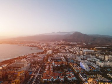 Lüks otelleri, tatil beldeleri ve villaları, Tenerife, Kanarya adası olan okyanus mavisi deniz kıyıları. Yüksek kalite fotoğraf