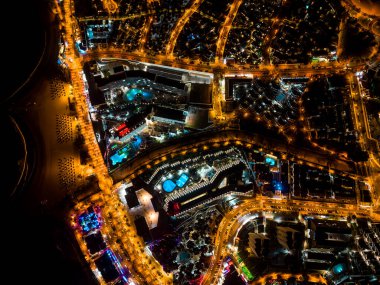 Okyanus kıyıları ve ışıkları, Tenerife, Kanarya Adası 'nın aydınlatılmış gece şehri ya da kasabasının güzel insansız hava aracı manzarası. Yüksek kalite fotoğraf