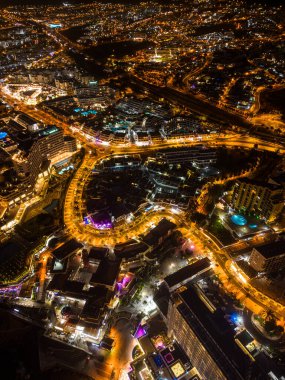 Okyanus kıyıları ve ışıkları, Tenerife, Kanarya Adası 'nın aydınlatılmış gece şehri ya da kasabasının güzel insansız hava aracı manzarası. Yüksek kalite fotoğraf