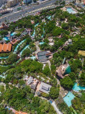 Yeşil turistik orman aquapark Siyam Parkı, Costa Adeje, Tenerife, Kanarya Adası. Yüksek kaliteli hava aracı fotoğrafı.