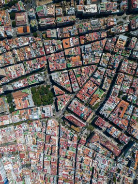 Tenerife 'nin başkenti Santa Cruz' un çatılarının ve fayanslarının hava aracı görüntüsü, Canary Adası, gündüz. Yüksek kaliteli resim
