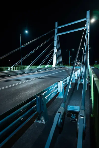 Современный Металлический Кабельный Мост Имени Качоровского Через Реку Быстрицу Ночью — стоковое фото