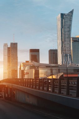 Varşova şehir merkezi günbatımında gökdelenler finans bölgesinde. Yüksek kalite fotoğraf