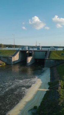 Hidroelektrik santrali olan küçük bir baraj, zalew Zemborzycki, Bystrzyca nehri, Lublin. Yüksek kalite 4k görüntü, dikey video