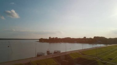 Hidroelektrik santrali olan küçük bir baraj, zalew Zemborzycki, Bystrzyca nehri, Lublin. Yüksek kalite 4k görüntü