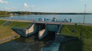 Hidroelektrik santrali olan küçük bir baraj, zalew Zemborzycki, Bystrzyca nehri, Lublin. Yüksek kalite 4k görüntü
