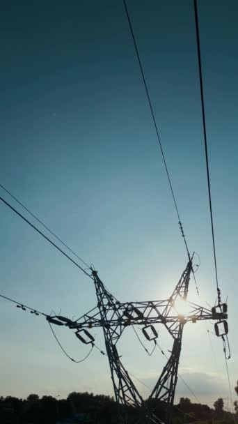 Mavi Gökyüzü Arka Planında Yüksek Voltajlı Elektrik Hattı Elektrik Iletimi — Stok video