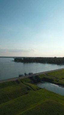 Hidroelektrik santrali olan küçük bir baraj, zalew Zemborzycki, Bystrzyca nehri, Lublin. Yüksek kalite 4k görüntü, dikey video