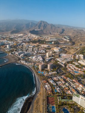 Güzel mavi okyanus suyu ve lüks plaj, oteller, Tenerife tatil köyü, Kanarya adası. Yüksek kaliteli hava manzaralı fotoğraf