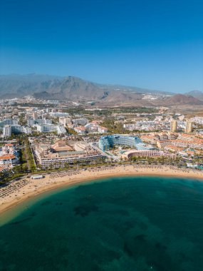 Okyanus kıyısında oteller ve plajlar, Los Cristianos ve Las Americas, Tenerife, Kanarya, havadan çekim, liman
