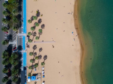 Playa de Las Teresitas, Tenerife, Kanarya gibi saydam mavi su ve palmiyeleri olan temiz, egzotik bir sahil. Yüksek kaliteli hava aracı resmi
