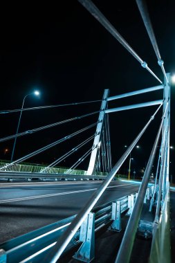 Geceleri Bystrzyca nehri üzerinde modern metal köprü imeni Kaczorowski, siyah arka planda modern mimari, Zeglarska sokağı, Lublin. Yüksek kaliteli resim