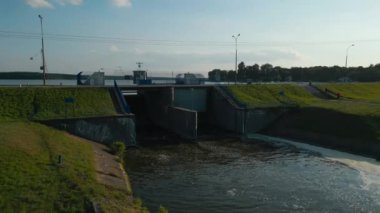 Hidroelektrik santrali olan küçük bir baraj, zalew Zemborzycki, Bystrzyca nehri, Lublin. Yüksek kalite 4k görüntü