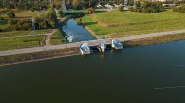 Hidroelektrik santrali olan küçük bir baraj, zalew Zemborzycki, Bystrzyca nehri, Lublin. Yüksek kalite 4k görüntü