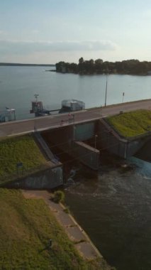 Hidroelektrik santrali olan küçük bir baraj, zalew Zemborzycki, Bystrzyca nehri, Lublin. Yüksek kalite 4k görüntü