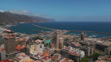 Tenerife 'nin başkenti Santa Cruz' un hava aracı görüntüsü ve Kanarya Adası 'ndaki okyanus masrafları. Yüksek kaliteli resim