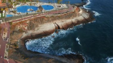 Costa Adeje otelleri ve otellerinin, Tenerife 'nin, Kanarya adasının, 4k' lık görüntülerinin hava aracı görüntüsü.
