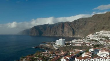Okyanus kıyısında güzel bir köy. Dağları var. Puerto de Santiago, Tenerife, Kanarya Adaları. Yüksek kalite 4k görüntü