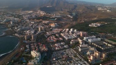 Kanarya Tenerife Adası 'nın lüks plajları ve otelleri, masmavi sular ve palmiyeler, villalar ve tatil beldeleri, 4k hava aracı görüntüleri.