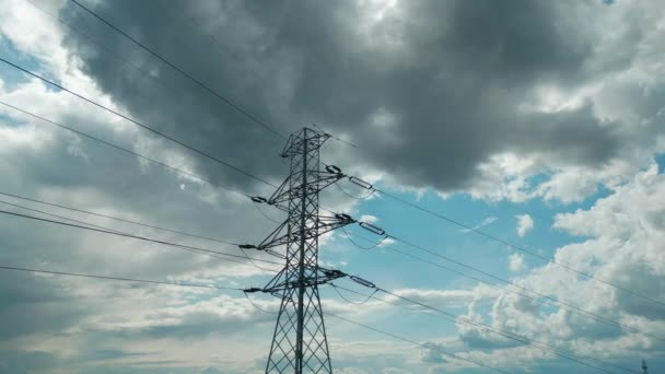 Високовольтна Лінія Електропостачання Фоні Блакитного Неба Передача Електроенергії Високоякісні Кадри — стокове відео