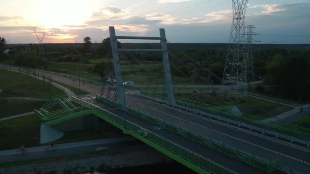 Σύγχρονη Μεταλλική Γέφυρα Καλωδίου Πάνω Από Bystrzyca Ποταμού Στο Ηλιοβασίλεμα — Αρχείο Βίντεο