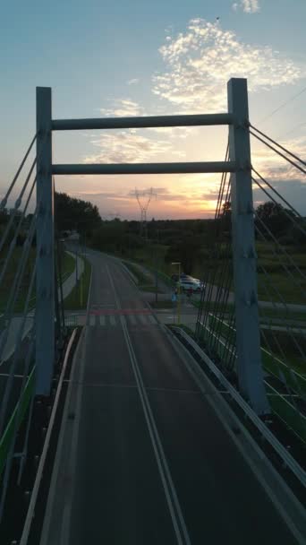 Σύγχρονη Μεταλλική Γέφυρα Καλωδίου Πάνω Από Bystrzyca Ποταμού Στο Ηλιοβασίλεμα — Αρχείο Βίντεο