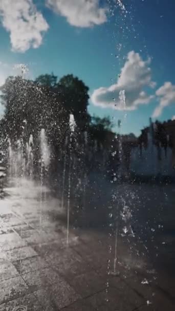 Міський Фонтан Бризким Струменем Чистої Прозорої Води Повільним Рухом Високоякісні — стокове відео