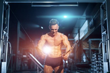 Beden egzersizinde göğüs ve el egzersizi yapan genç bir sporcu. Yüksek kalite fotoğraf