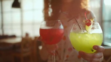 Genç ve güzel bir kadın restoranda alkollü içecek içiyor.