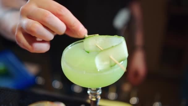 Barista Prepara Cocktail Alcool Verde Con Cetriolo Calce Kiwi Dragoncello — Video Stock