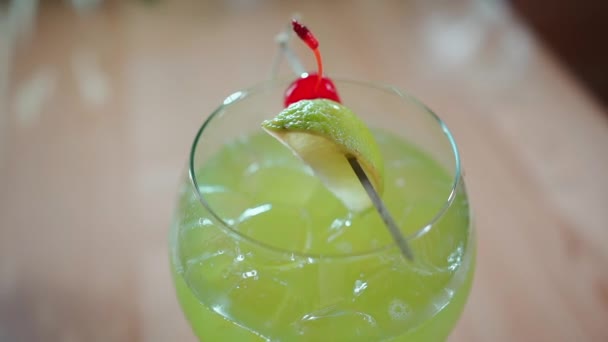 Frischer Süßer Grüner Midori Cocktail Mit Limette Und Eis Hochwertiges — Stockvideo