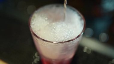 Barmen kırmızı dut likörü, votka ve buzlu alkol kokteyli hazırla. Yüksek kaliteli FullHD görüntüler