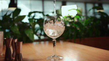 Barmen kokteyl yapar ve buzu bardakla doldurur. Yüksek kaliteli FullHD görüntüler