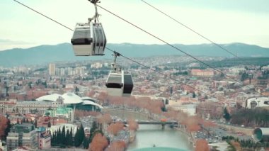Gürcistan 'ın başkenti Tiflis üzerinde teleferik halatı, tarihi bölgenin havadan görünüşü. Yüksek kaliteli FullHD görüntüler