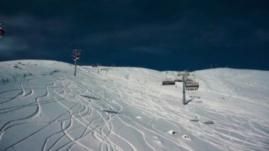 Kayak merkezindeki kış dağlarında halatla kayak kaldırma. Yüksek kaliteli FullHD görüntüler