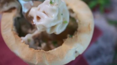 İnsan biftek, domuz ya da kuzu eti ve khinkali çorbası yer. Yanında da kase ile birlikte nefis hamurdan yapılmış ekmek, yakın plan. Yüksek kaliteli FullHD görüntüler