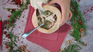 İnsan biftek, domuz ya da kuzu eti ve khinkali çorbası yer. Yanında da kase ile birlikte nefis hamurdan yapılmış ekmek, yakın plan. Yüksek kaliteli FullHD görüntüler