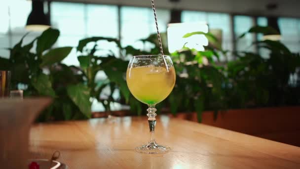 Barman Préparant Cocktail Midori Vert Frais Sucré Avec Rhum Glace — Video