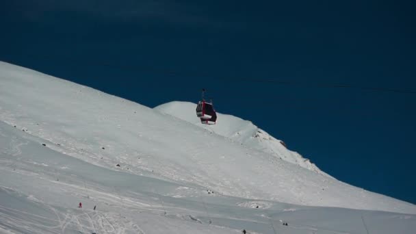 スキー場の冬の雪山でのケーブルカー 高品質のフルHd映像 — ストック動画