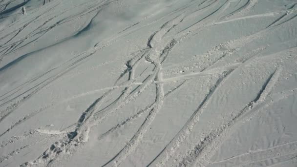 Vers Parcours Besneeuwde Heuvel Skiërs Snowboarders Gratis Ritje — Stockvideo
