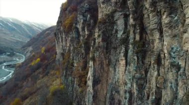 Dağ yamacı ve kanyon, aşınmış doku, kayalar ve jeoloji hava manzarası. Yüksek kaliteli FullHD görüntüler