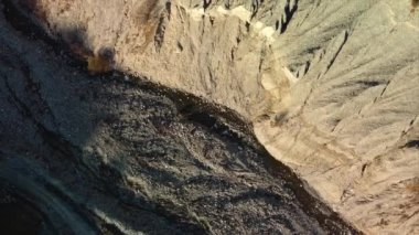 Dağ yamacı ve kanyon, aşınmış doku, kayalar ve jeoloji hava manzarası. Yüksek kaliteli FullHD görüntüler