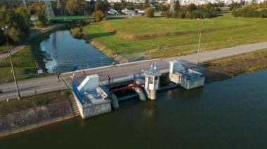 Hidroelektrik santrali olan küçük bir baraj, zalew Zemborzycki, Bystrzyca nehri, Lublin. Yüksek kalite 4k görüntü