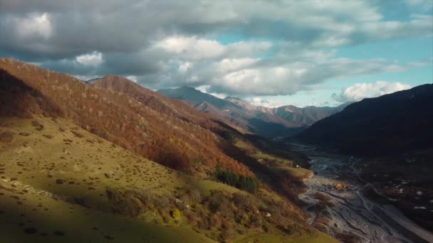 ジョージア州コーカサス山脈の美しい渓谷と村 空中視界 高品質のフルHd映像 — ストック動画
