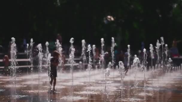 Niños Alegres Felices Jugando Saltando Corriendo Chorros Agua Fuente Imágenes — Vídeo de stock