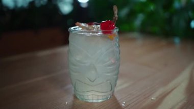 Şık bardakta şeffaf kokteyl, tekila, şurup ve narenciye suyu.