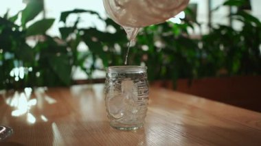 Barmen kokteyl ve bardakta buzlu votka ile alkol toniği yapar. Yüksek kaliteli FullHD görüntüler