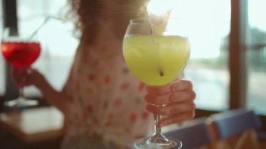 Genç ve güzel bir kadın restoranda alkollü içecek içiyor.