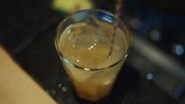 Barmen portakal suyu, votka ve buzlu alkol kokteyli hazırlıyor. Yüksek kaliteli FullHD görüntüler